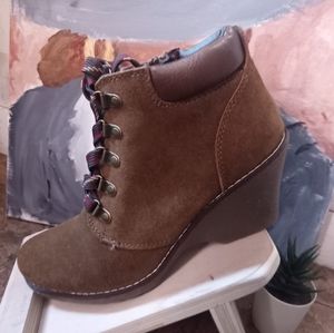 Like NEW White Mountain boots